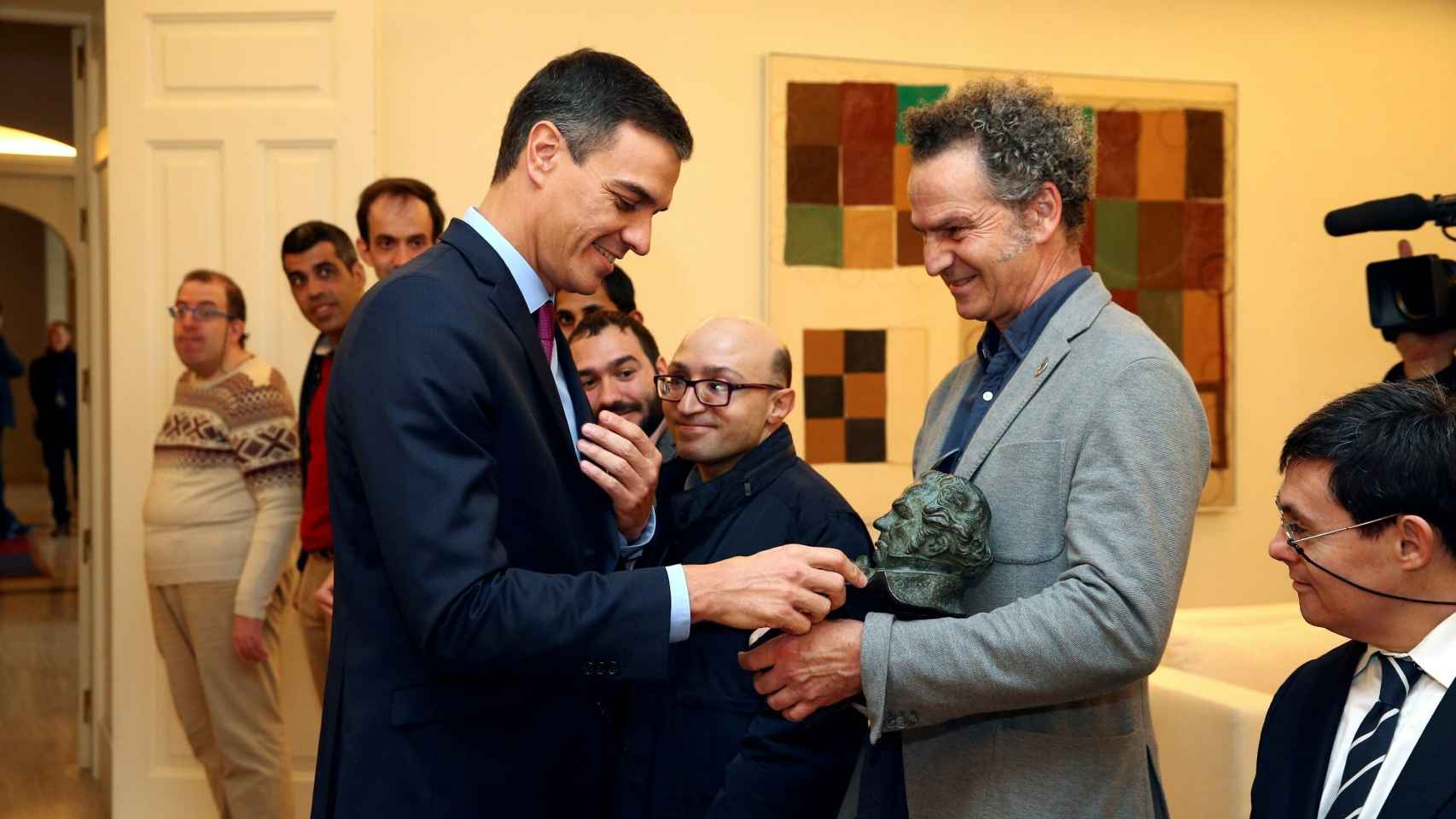 Sánchez saluda al director de cine Javier Fesser, este lunes en la Moncloa, junto a los protagonistas de 'Campeones'.