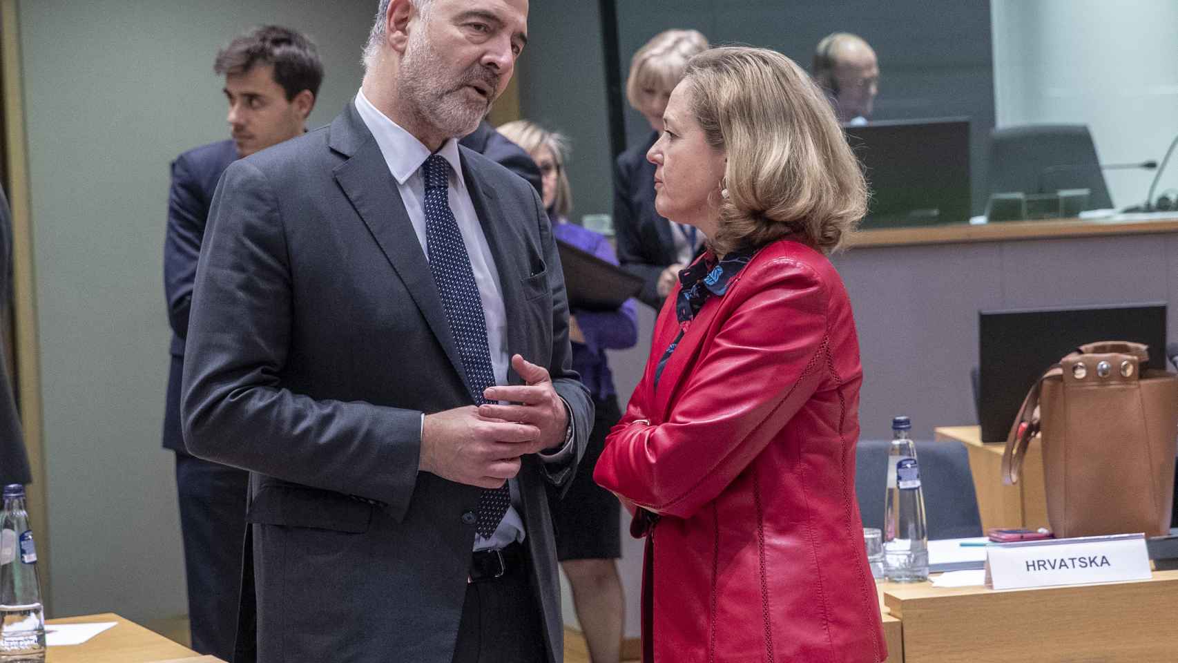 La ministra Calviño conversa con Moscovici durante el Eurogrupo