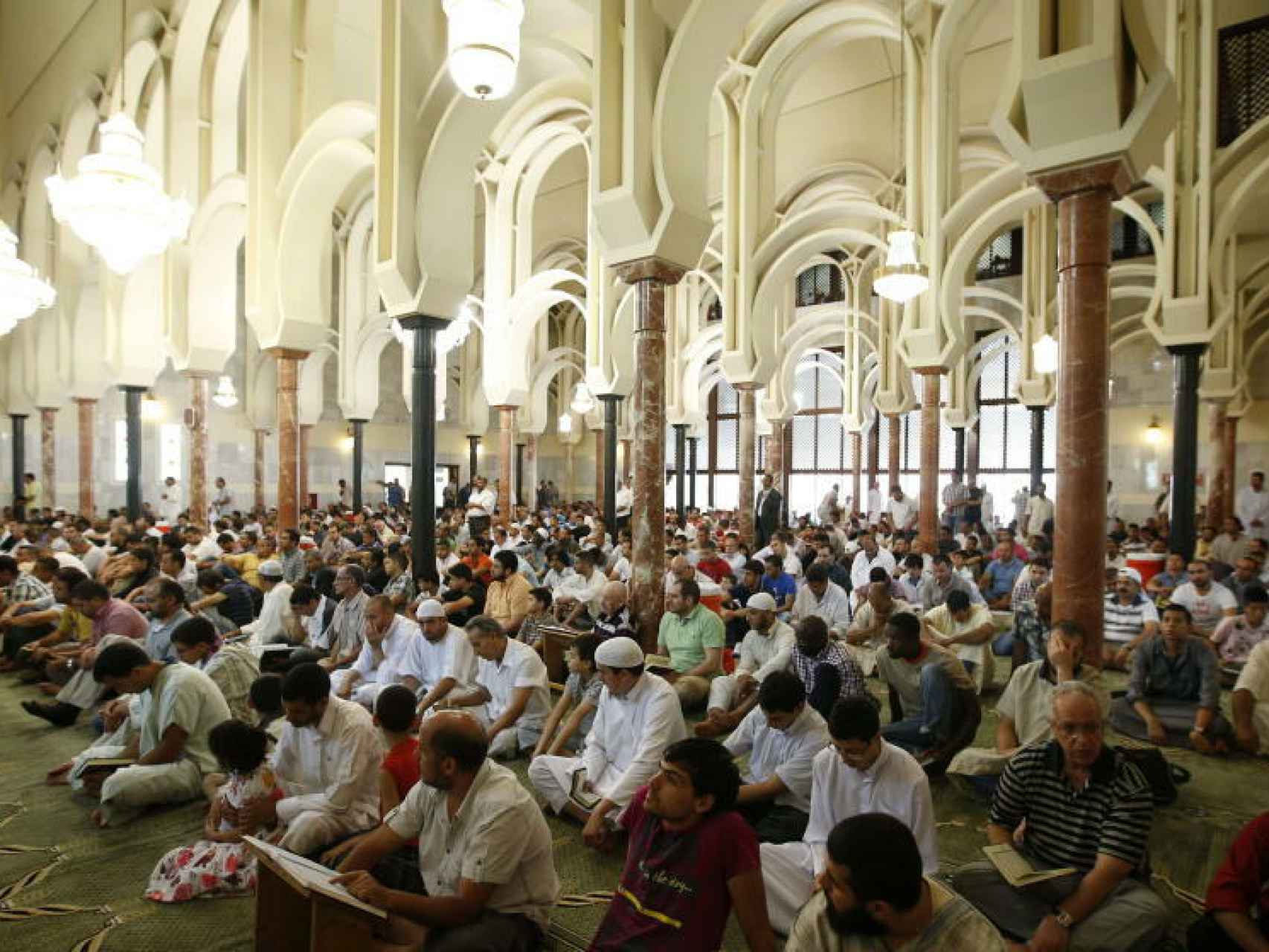Grupo de musulmanes en la mezquita de la M-30 de Madrid
