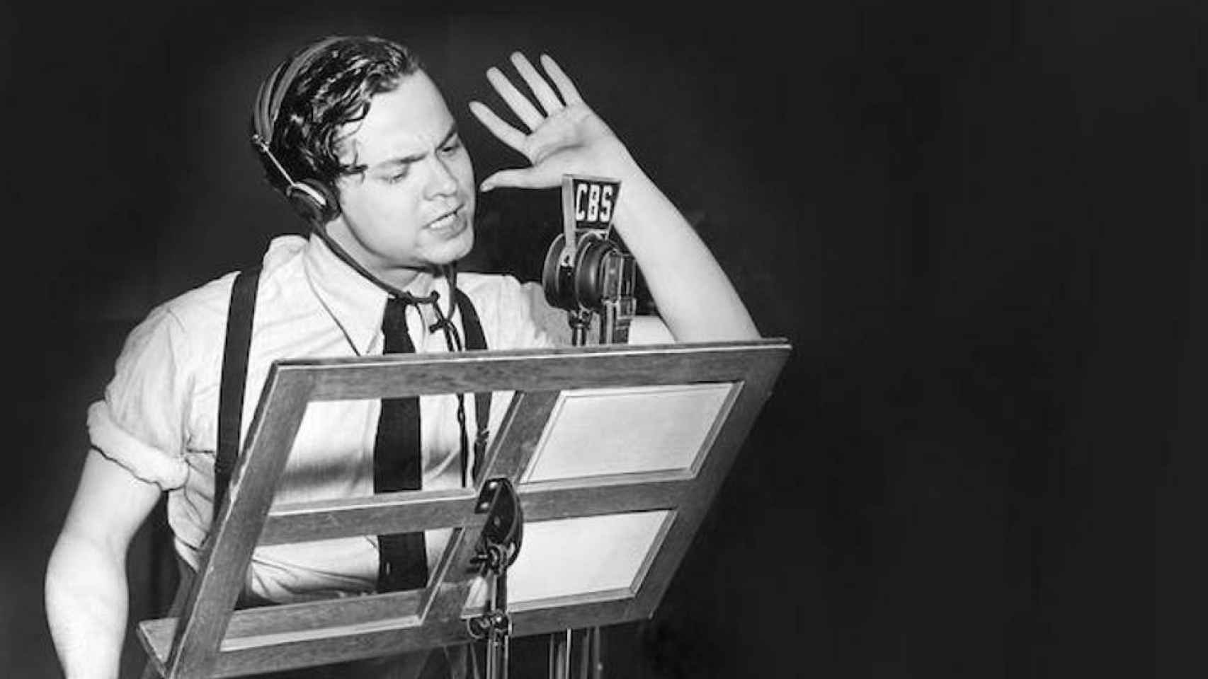 Orson Welles durante la narración de 'La guerra de los mundos' el 30 de octubre de 1938