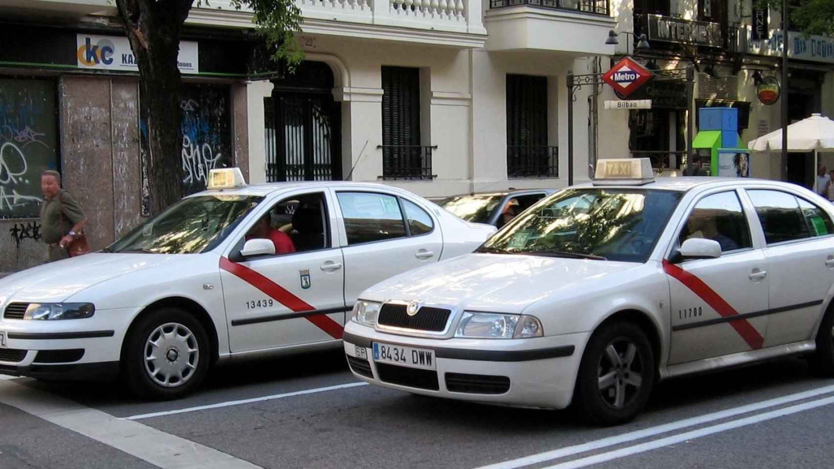 Dos vehículos de taxi en una calle de Madrid.