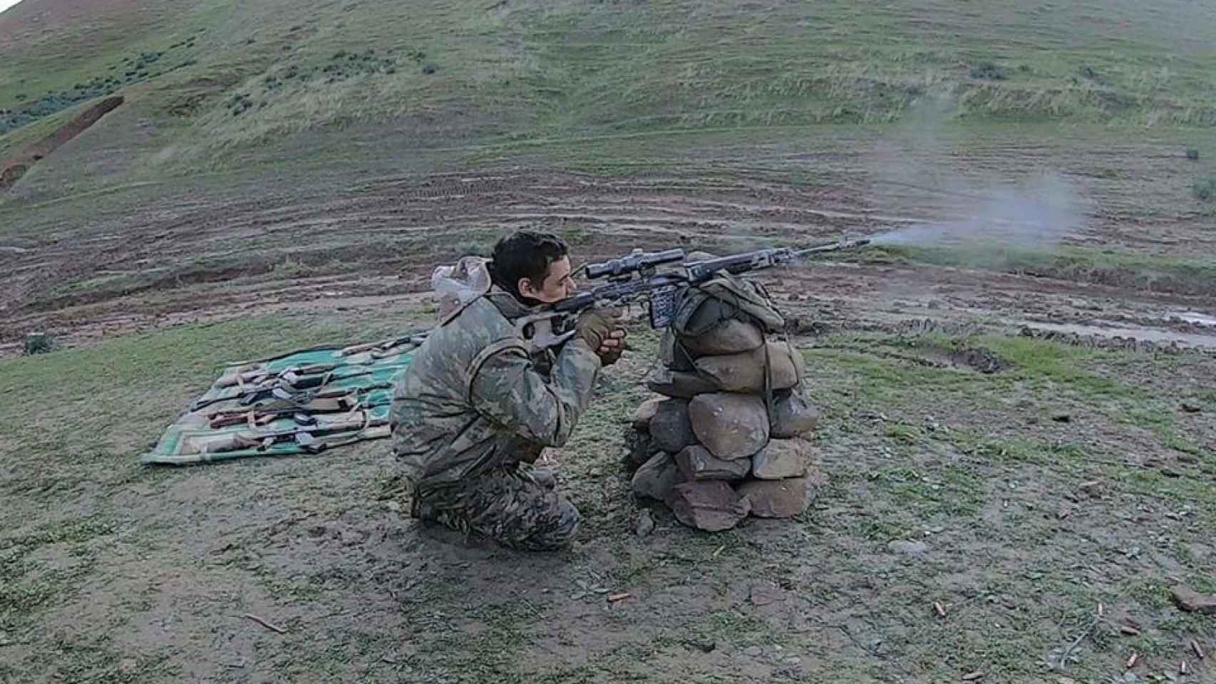 Joaquín entrenando puntería en un campo de tiro kurdo