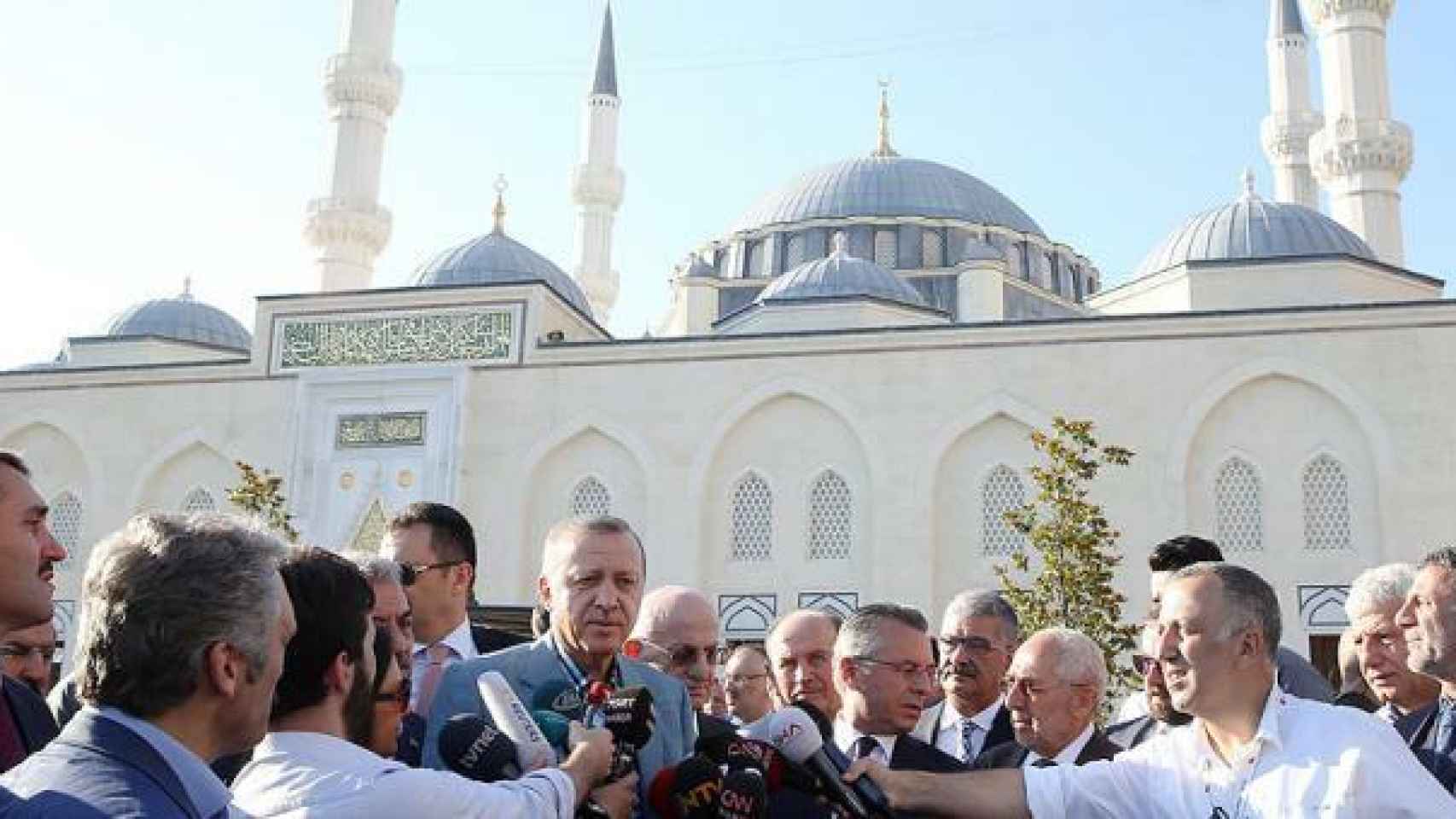 Erdogan tras ofrecer las oraciones del Ramadán en la mezquita Mimar Sinan de Estambul (2017)