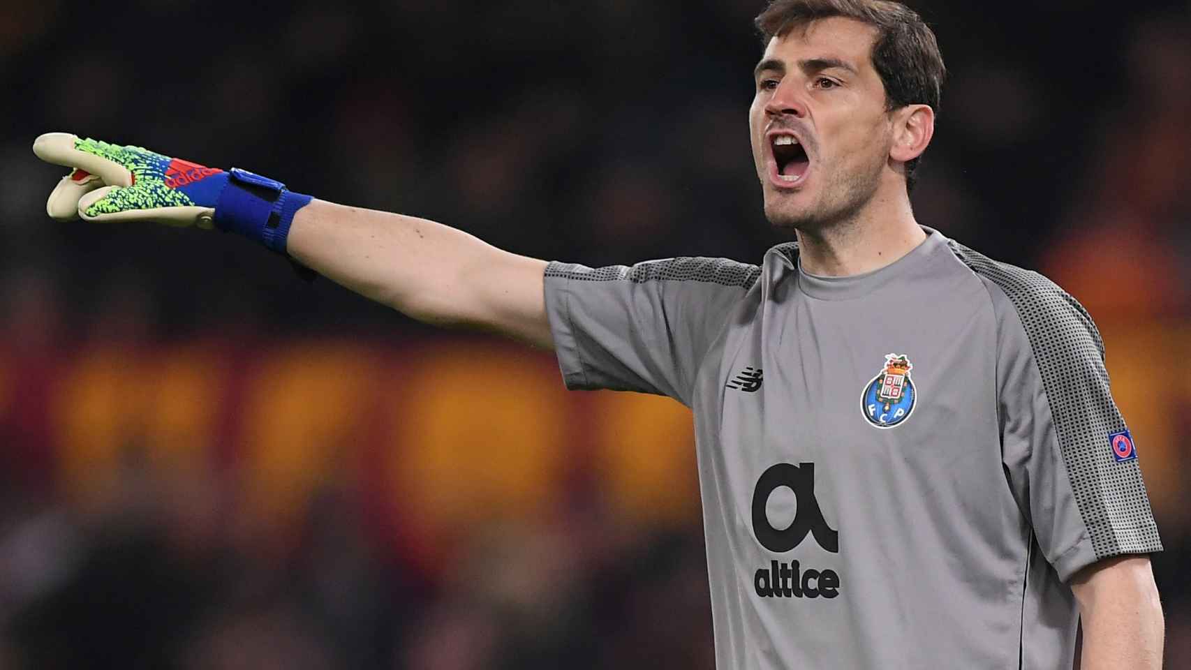 Iker Casillas da instrucciones a sus jugadores en el partido contra la Roma