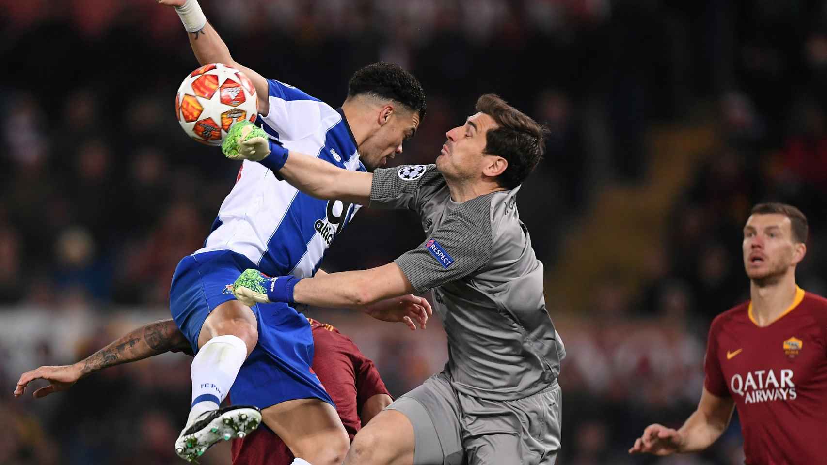 Iker Casillas intenta despejar de puños un balón ante la Roma