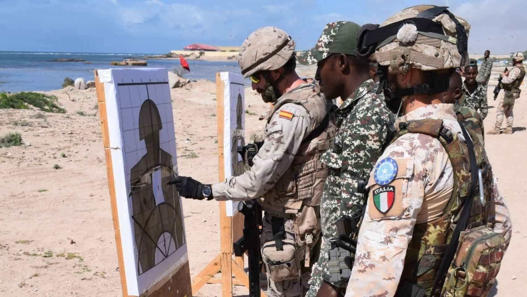 Un militar español y uno italiano, en un ejercicio de adiestramiento del Ejército somalí.