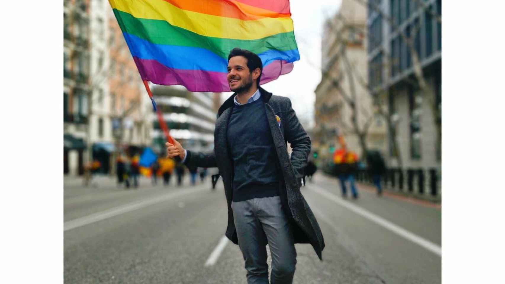 Pablo Sarrión, en pleno centro de Madrid, con la bandera del arcoíris.