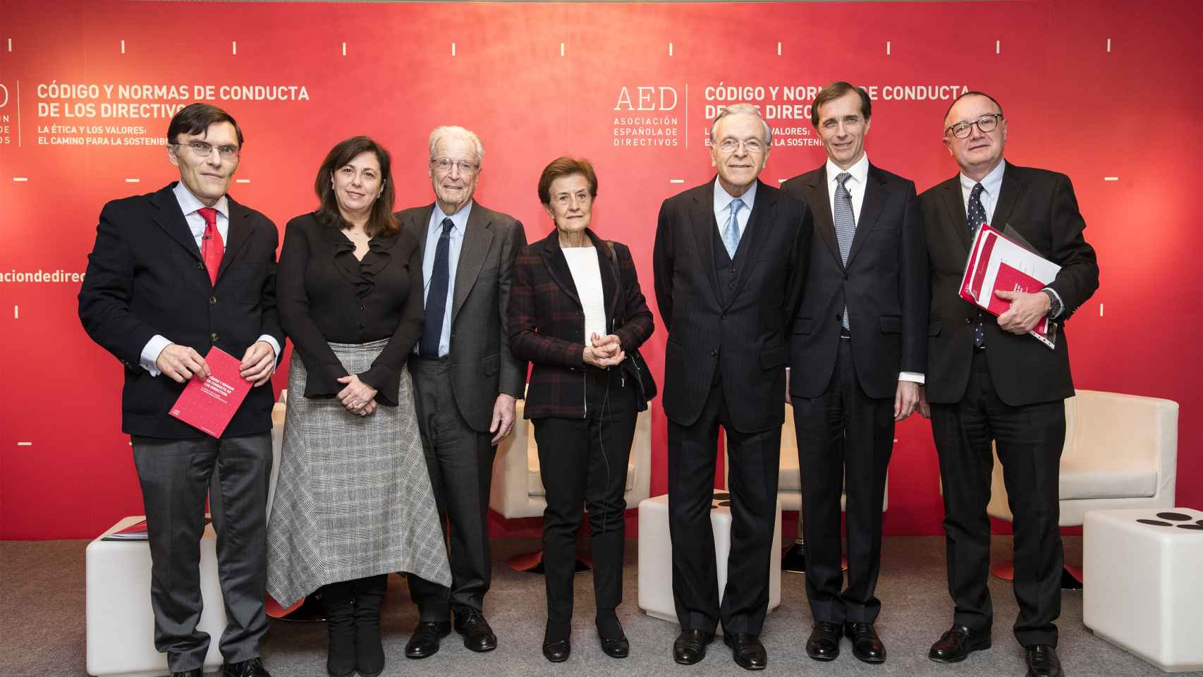 Isidro Fainé, presidente fundador de AED, junto al resto de miembros de la comisión de ética.