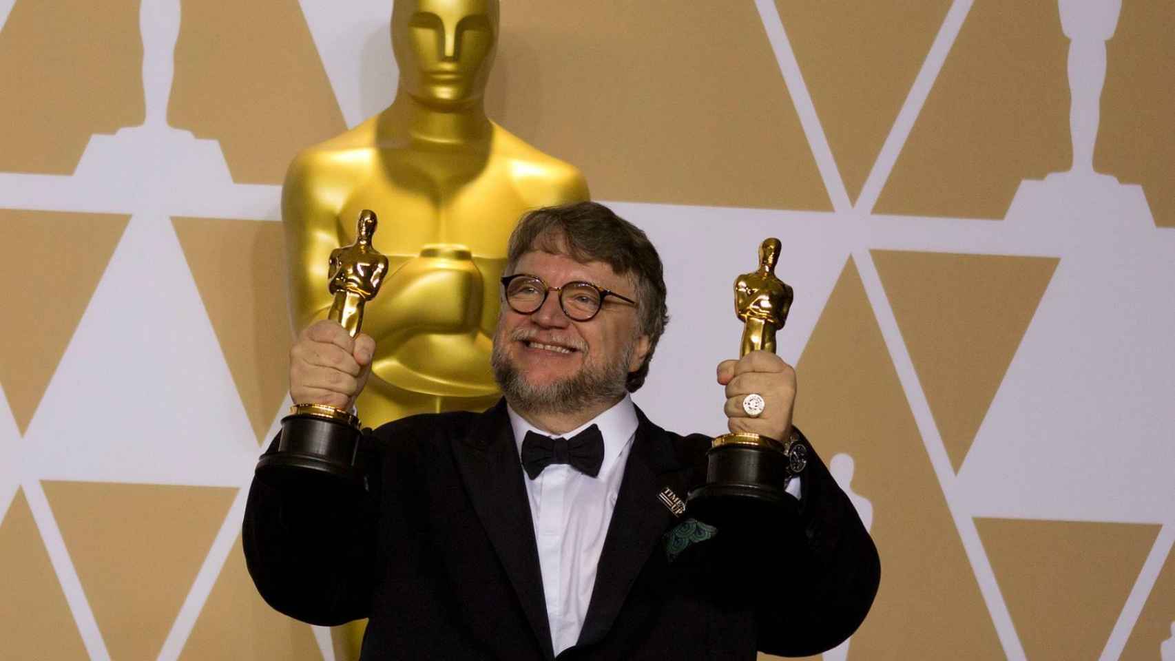 Guillermo del Toro con sus Oscar en la gala del año pasado.