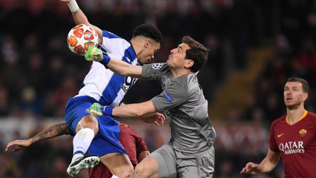 Iker Casillas sale a despejar una pelota ante la Roma