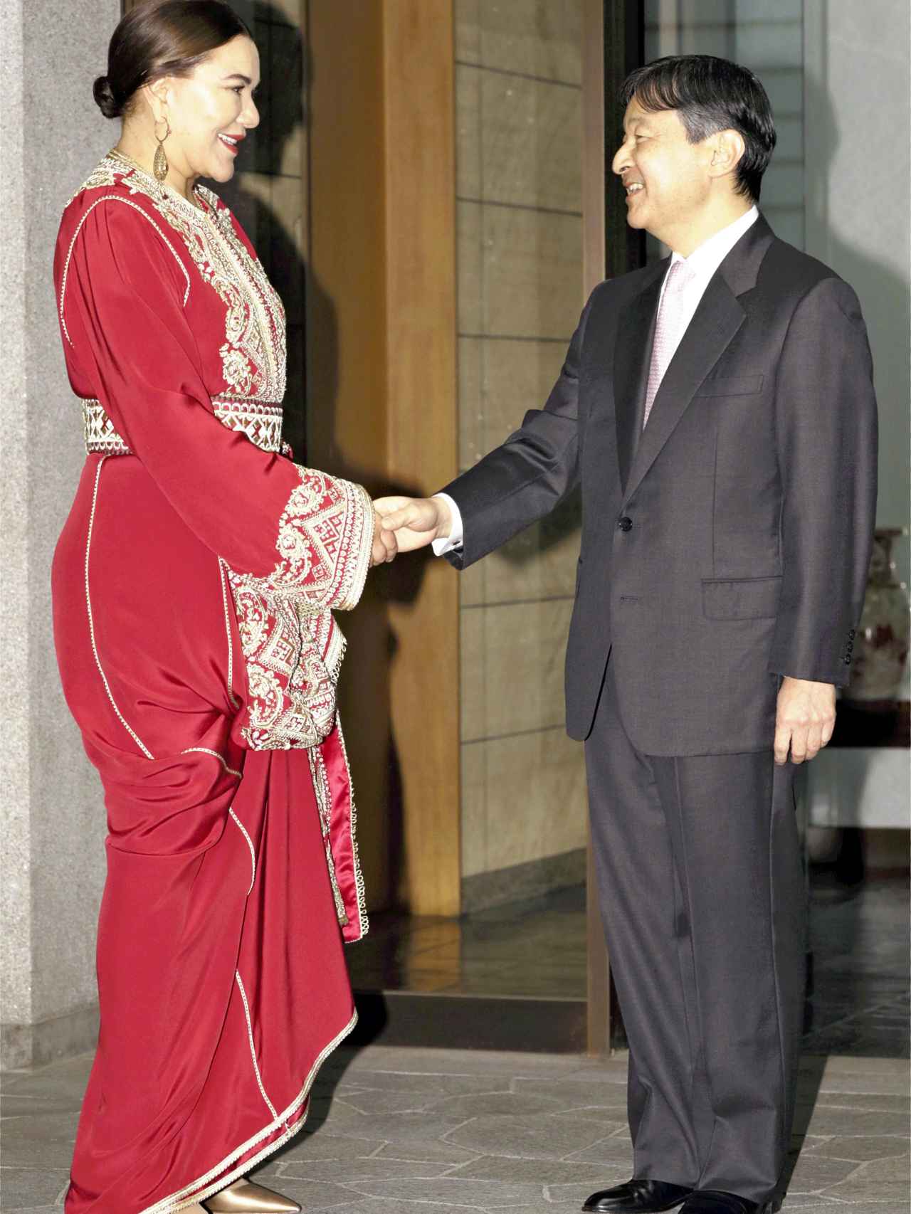 La princesa Lalla Hasna junto al príncipe japonés Naruhito, en 2018.