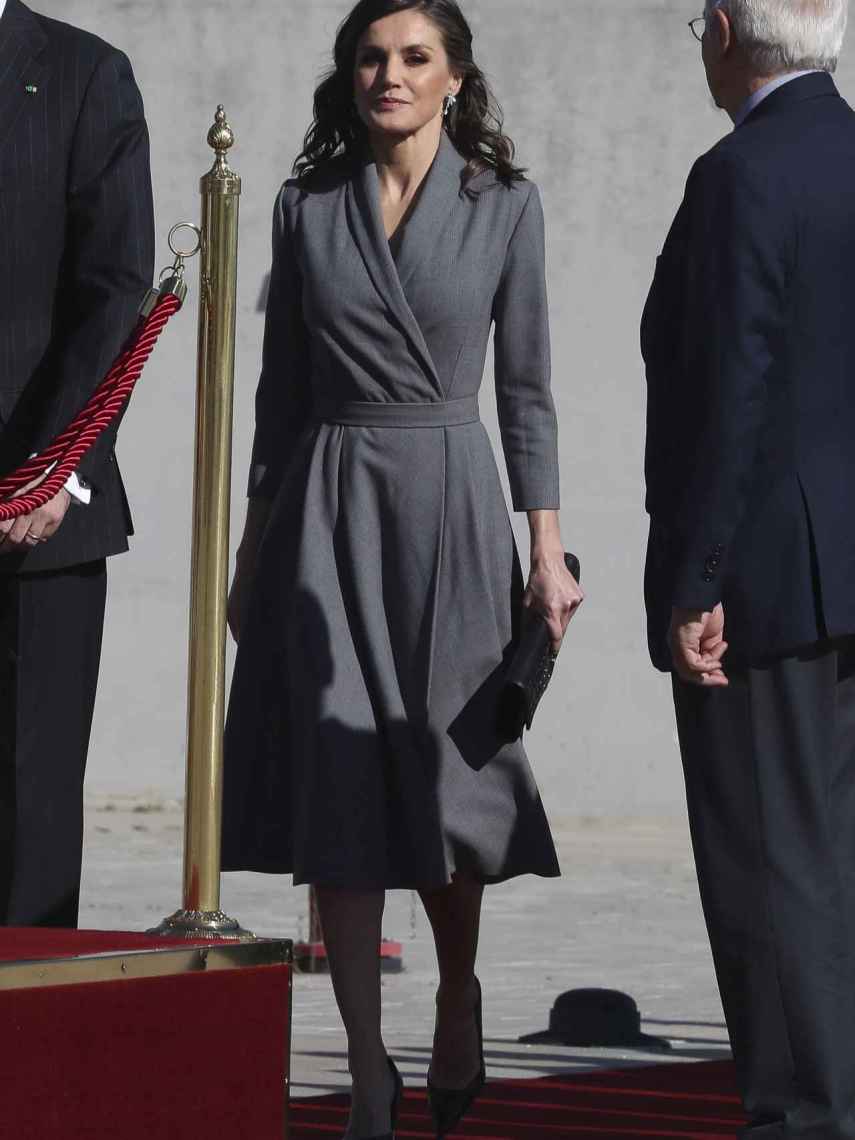 La reina Letizia con cartera de Hugo Boss.