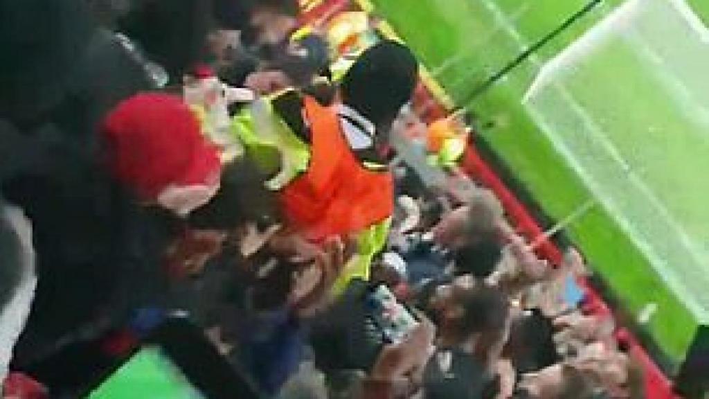 Momento en el que los aficionados del PSG mantean al guardia de seguridad del Manchester United