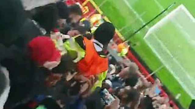Momento en el que los aficionados del PSG mantean al guardia de seguridad del Manchester United