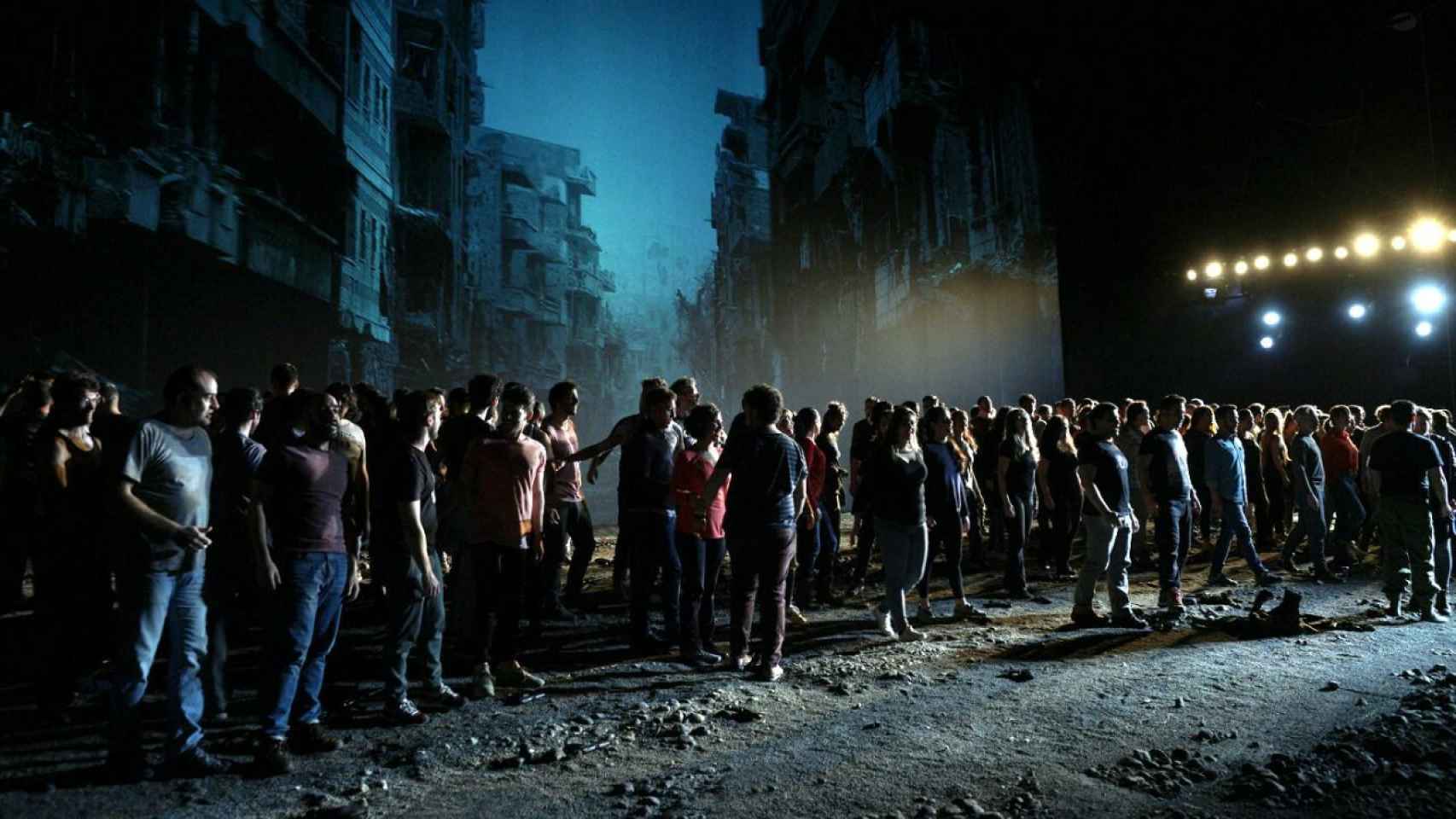 Una de las imágenes de la Ópera, con una foto de la guerra en Siria de fondo.