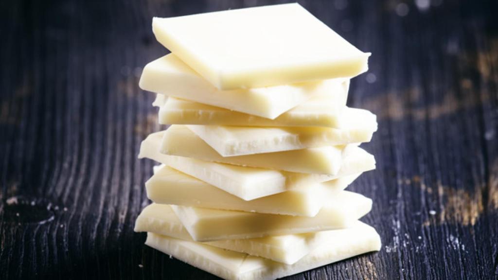 Varios trozos de chocolate blanco apilados.