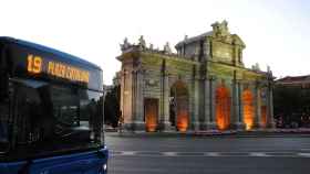 Autobús de la línea 19 de Madrid en la Puerta de Alcalá.