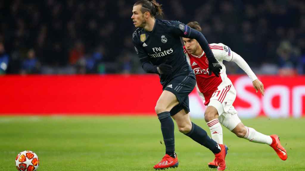 Bale conduce el balón en el campo del Ajax