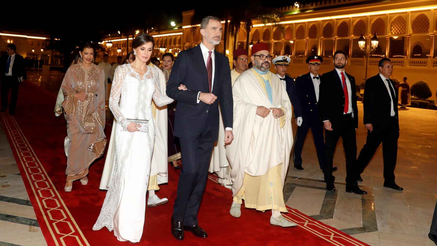 Los reyes Felipe y Letizia, junto al rey Mohamed VI, a su llegada a la cena de gala ofrecida por Mohamed VI en el Palacio Real de Rabat.