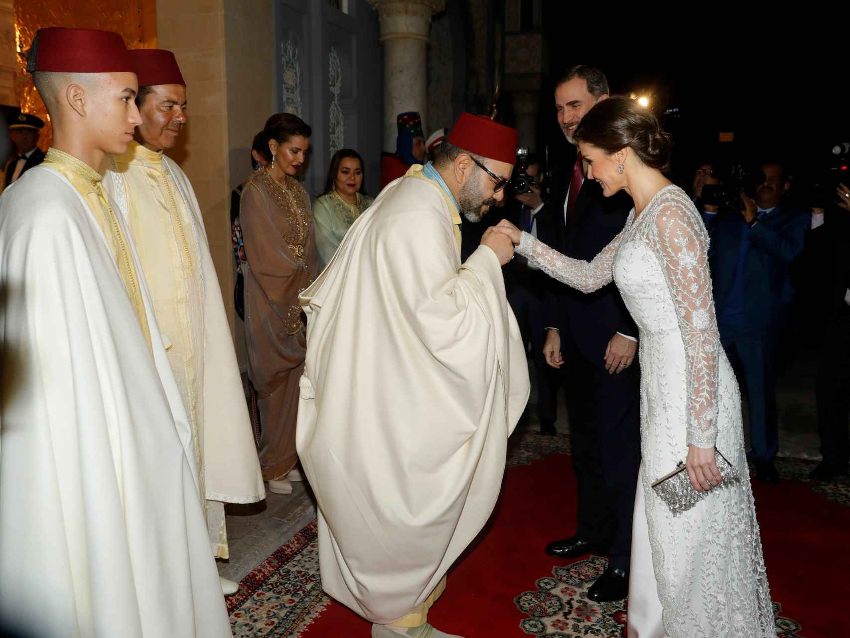 La reina Letizia saludando al rey Mohamed VI.