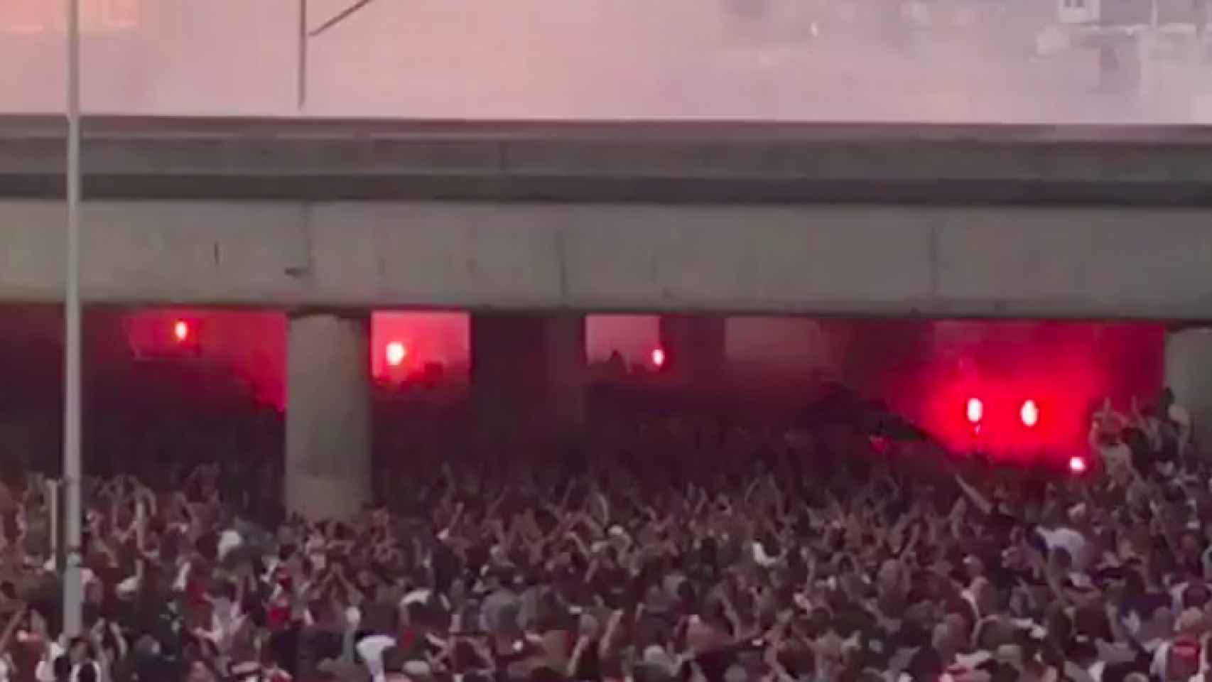Locura total en el Ajax: así fue la fiesta previa al partido contra el Madrid