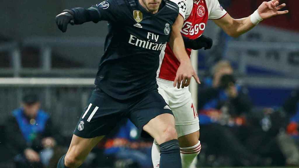 Gareth Bale, presionado por Dusan Tadic
