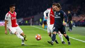 Luka Modric, presionado por dos jugadores del Ajax