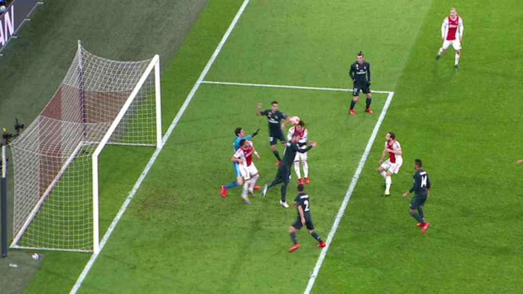 El VAR anula el gol del Ajax
