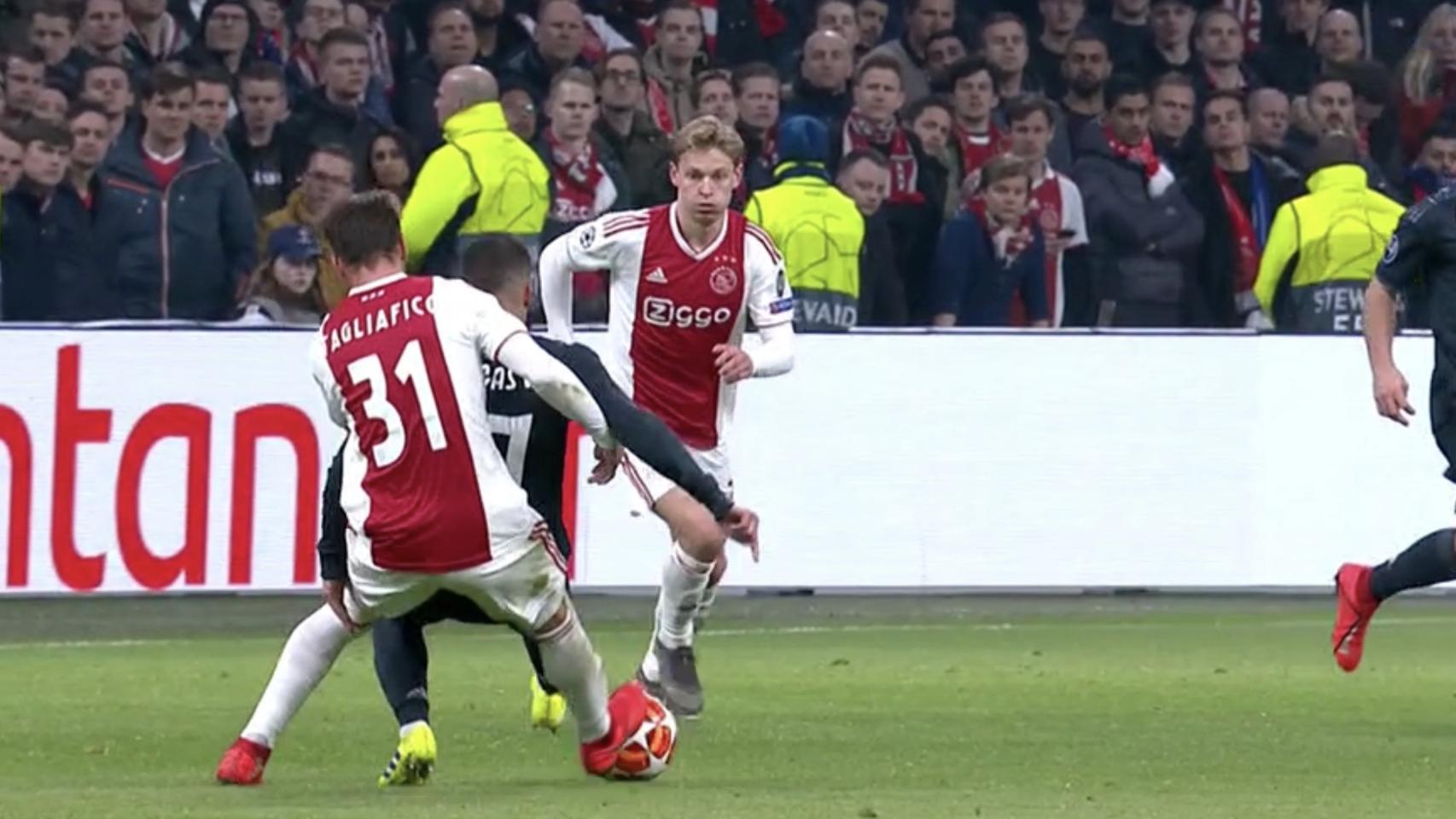 Falta a Lucas Vázquez antes del gol del Ajax