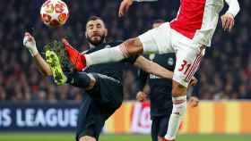 Tagliafico roba un balón alto a Karim Benzema