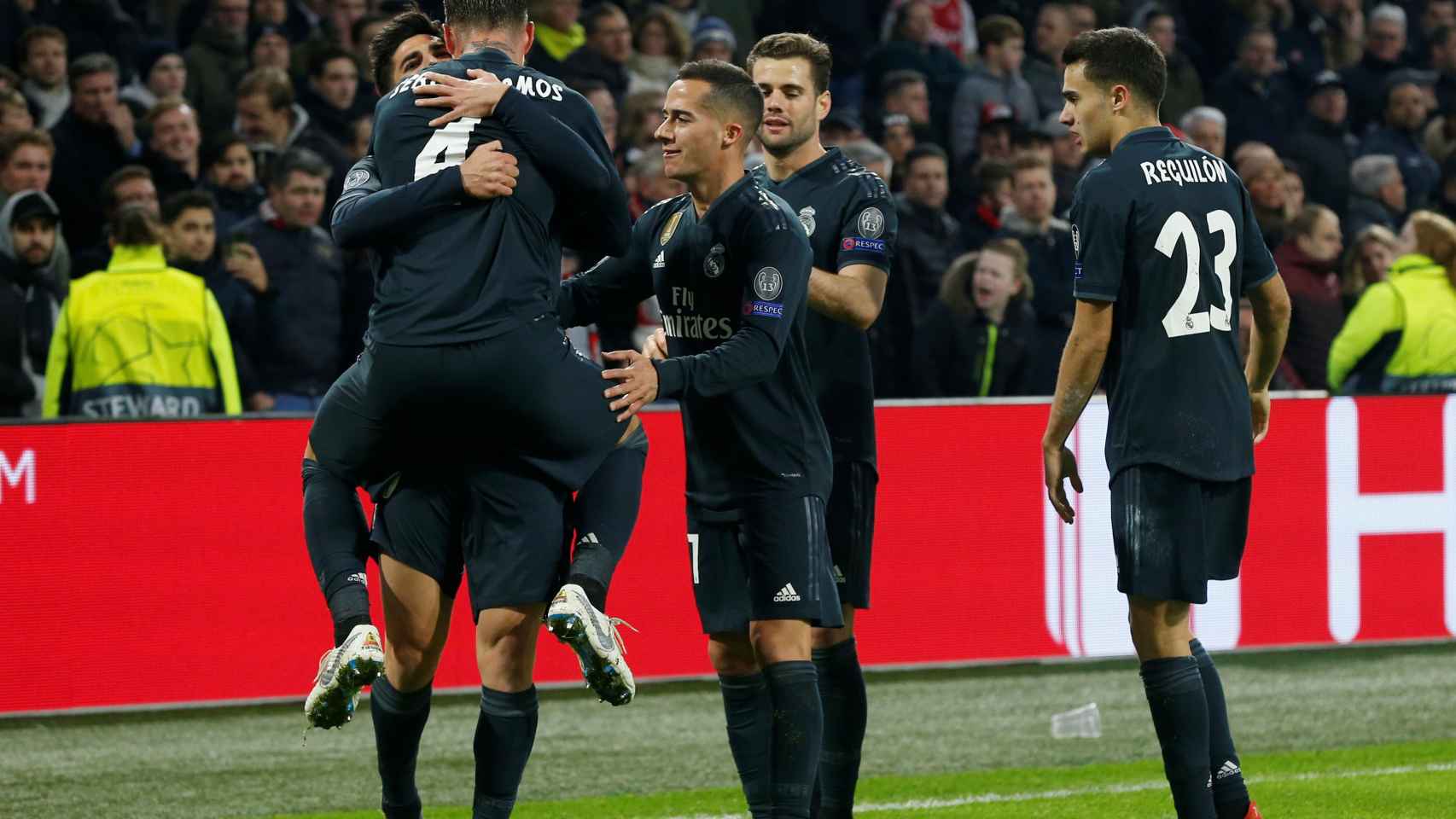 Los jugadores del Real Madrid celebran el segundo gol al Ajax