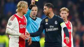 Sergio Ramos ve la tarjeta amarilla ante el Ajax