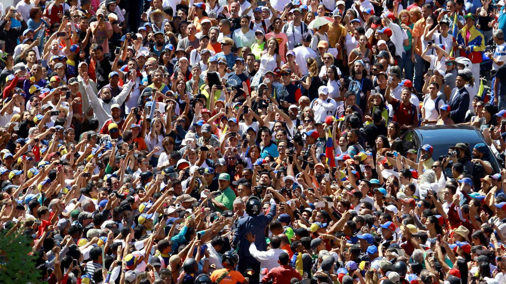 Guaidó saluda desde la moto a la multitud congregada en Caracas