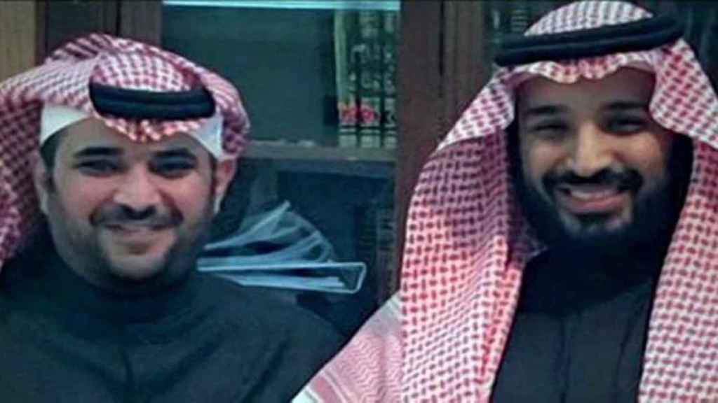 Saud al-Qahtani (derecha) junto al príncipe heredero Mohamend bin Salmán.