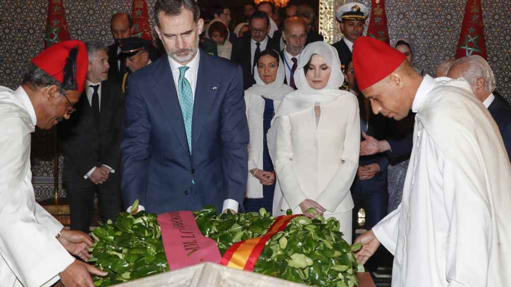 El rey Felipe y la reina Letizia presentando sus respetos a los monarcas Mohamed V y Hassan II en el mausoleo.