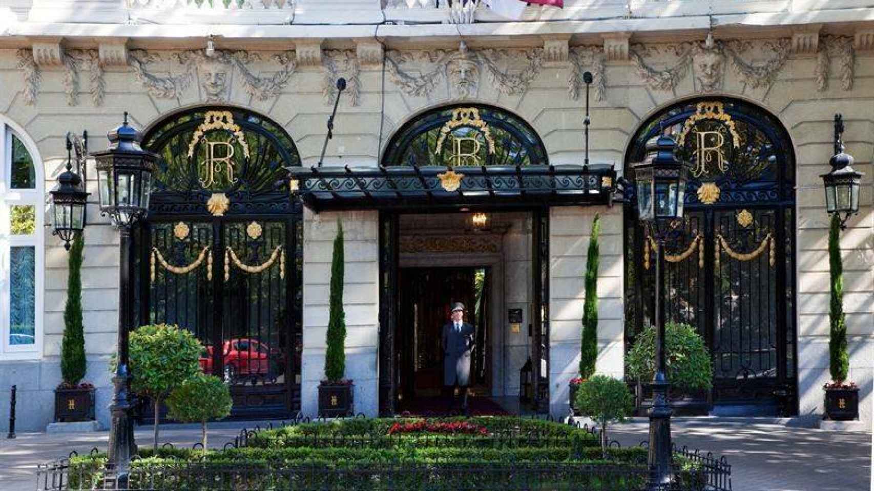 Entrada del hotel Ritz de Madrid, uno de los establecimientos más emblemáticos de la capital.