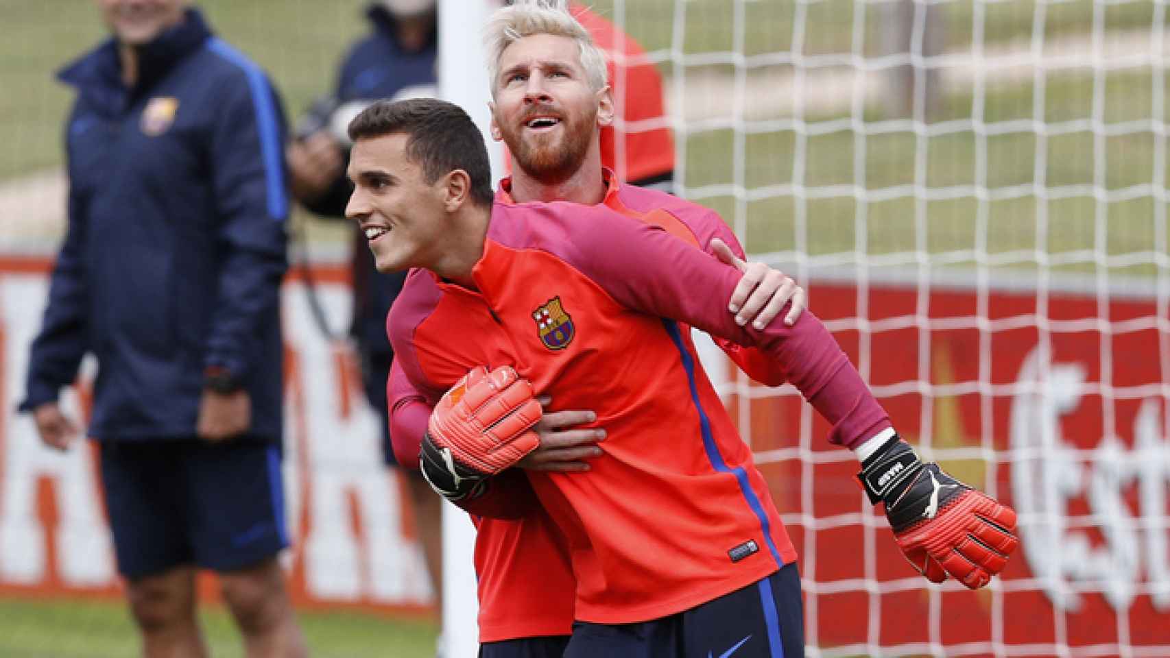 Jordi Massip junto a Messi en un entrenamiento del Barça