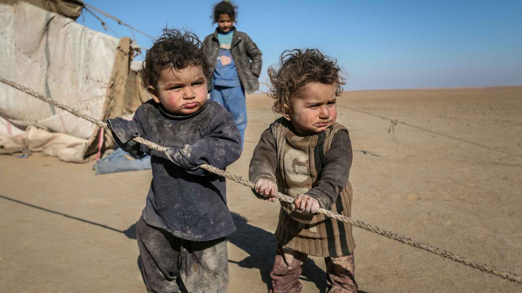 Niños sirios desplazados que huyeron de Raqqa cerca de su tienda en la provincia de Ras al-Ain.