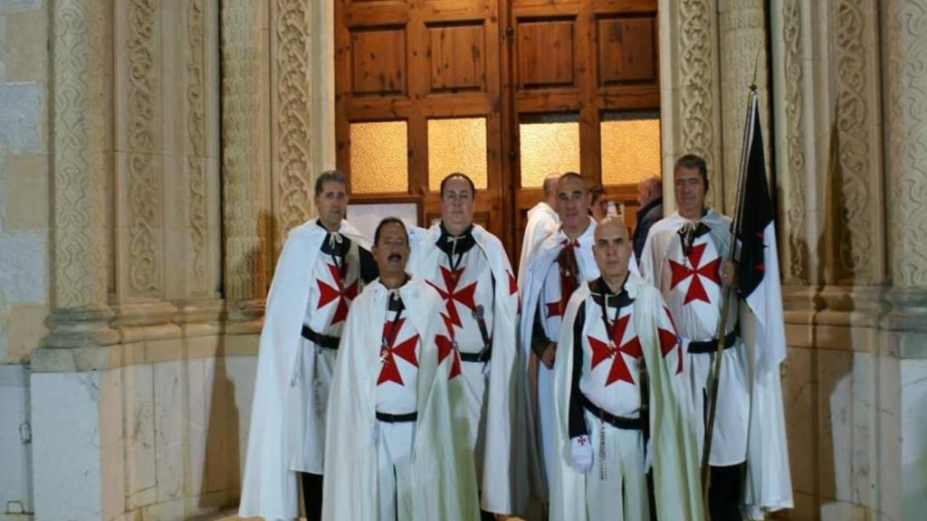 Ricardo Baña, junto a otros templarios (cuatro de ellos miembros del partido).
