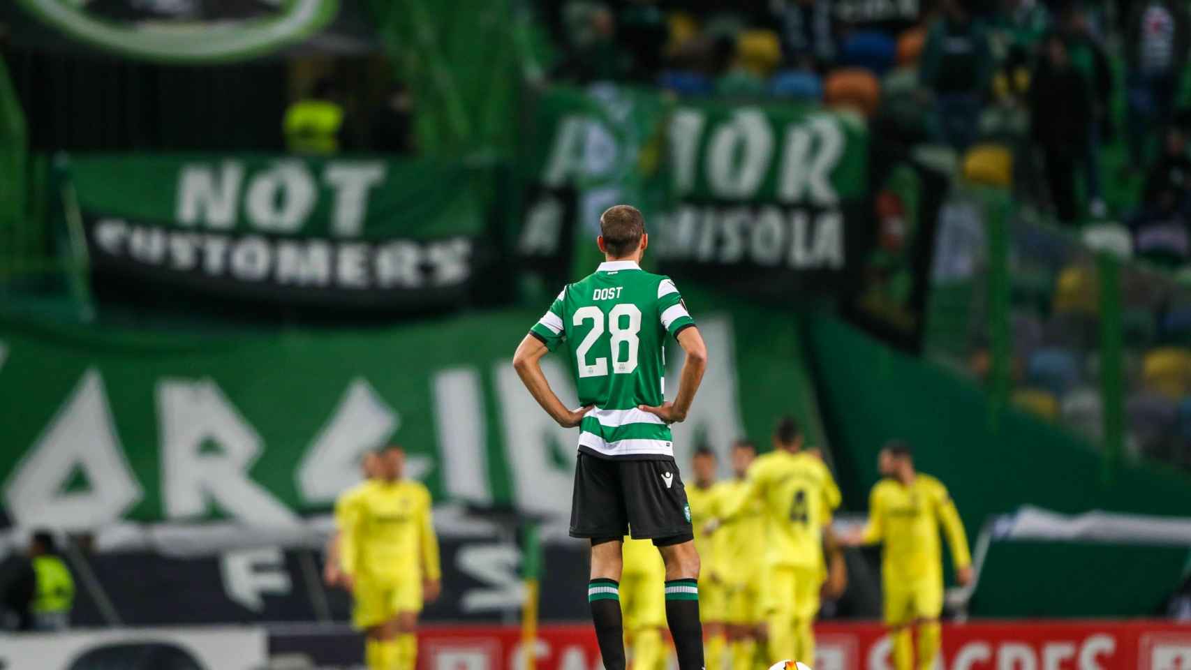 Bas Dost, del Sporting de Portugal, espera para reanudar luego del gol de Villarreal en Europa League