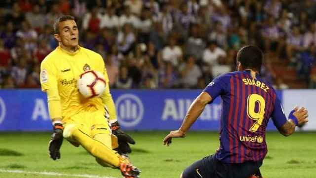 Jordi Masip detiene un balón a Luis Suárez en el Valladolid - FC Barcelona