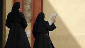 Dos monjas caminan por la calle.
