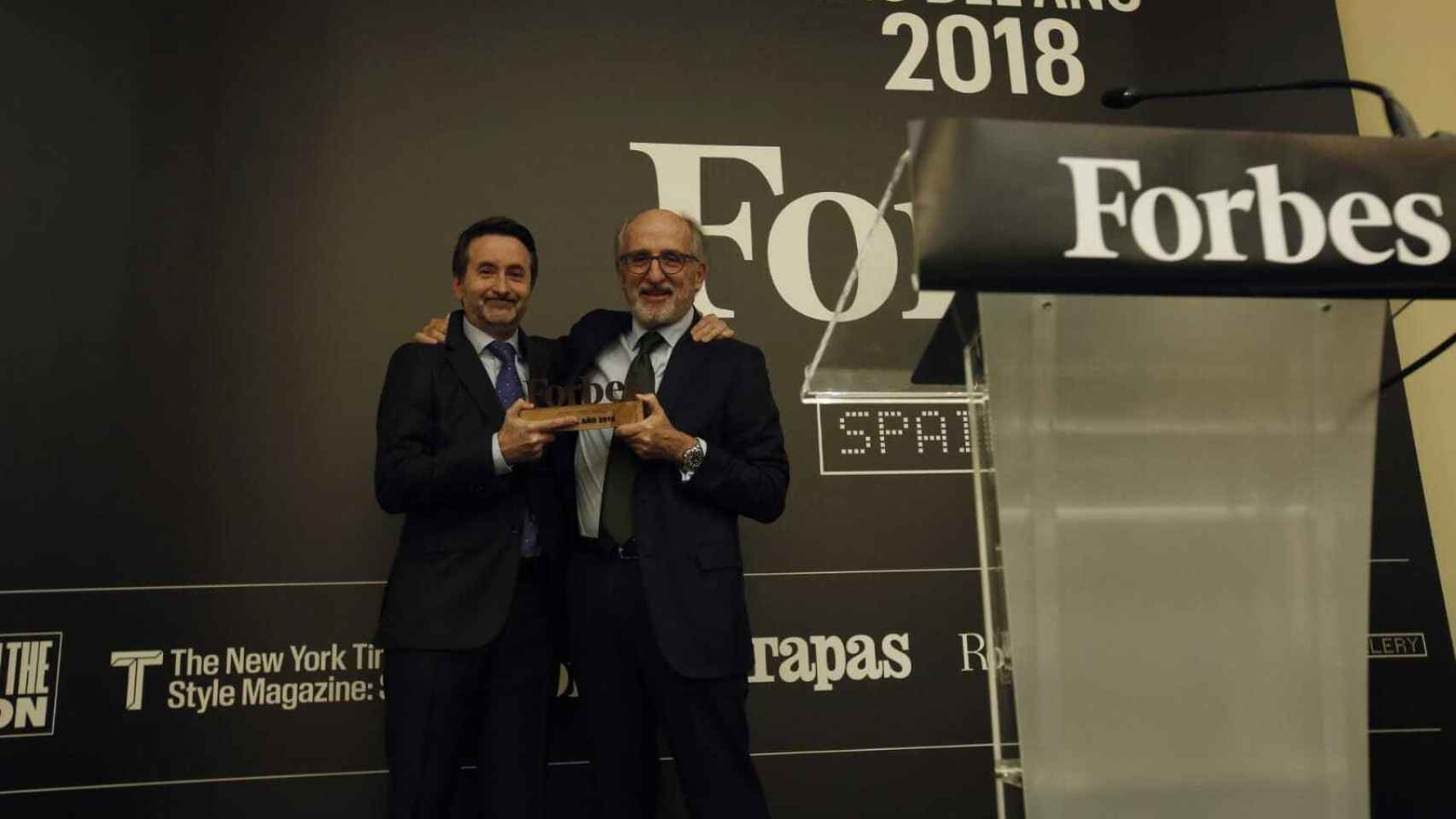 El CEO de Repsol, Josu Jon Imaz, recibe el galardón de la mano del presidente de la compañía, Antonio Brufau.