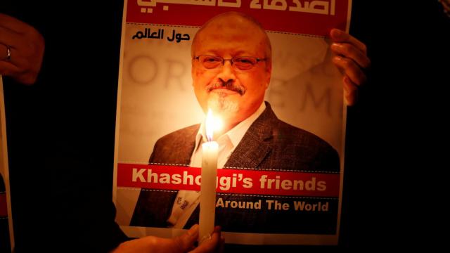 Un manifestante sostiene una foto de Jamal Khashoggi a las puertas del consulado de Arabia Saudí en Estambul.