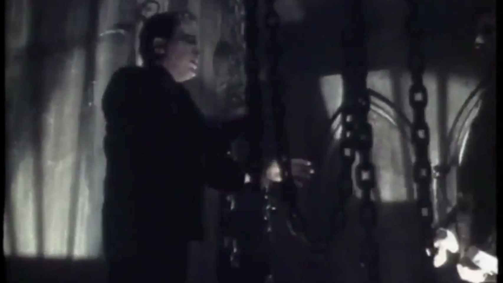 El comisario Villarejo haciendo del monstruo de Frankenstein junto a Martes y 13 en Aquí huele a muerto (y yo no he sido)