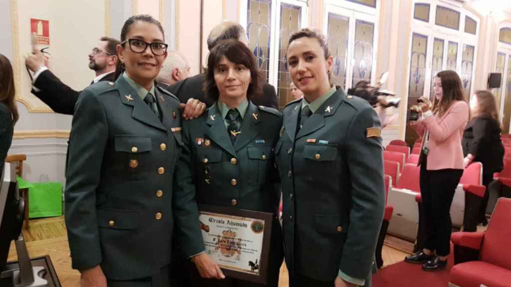 Lucía Llanos recibe el premio como primera mujer corneta de la Guardia Civil.