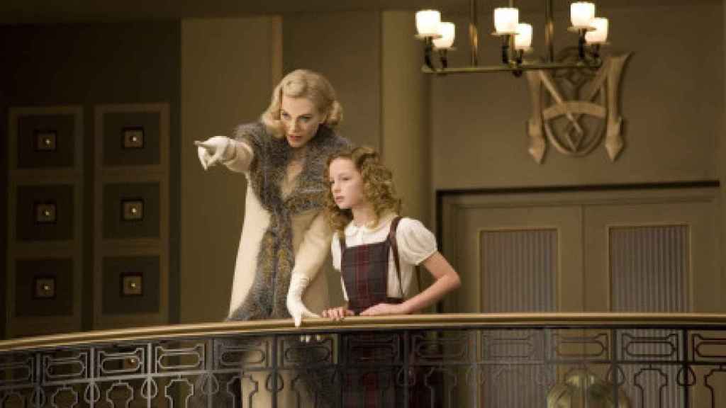 Lyra (Dakota Blue-Richards) no se acaba de fiar de la Señora Coulter (Nicole Kidman)