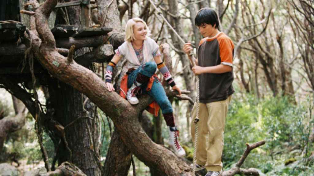 Leslie (AnnaSophia Robb) y Jess (Josh Hutcherson) usan una cuerda para cruzar hasta Terabithia