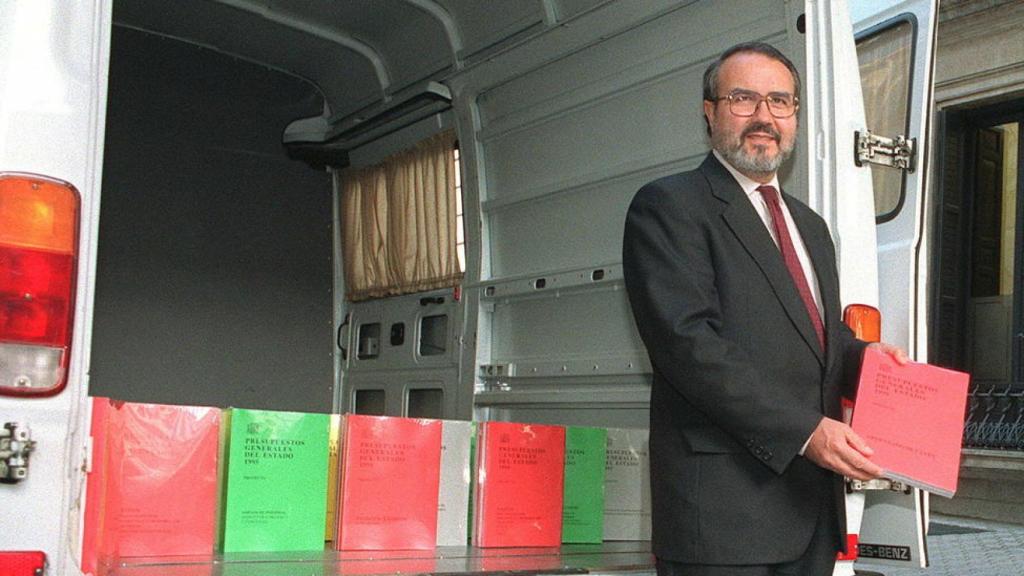 El ministro de Economía y Hacienda, Pedro Solbes, sacando los PGE de una furgoneta.