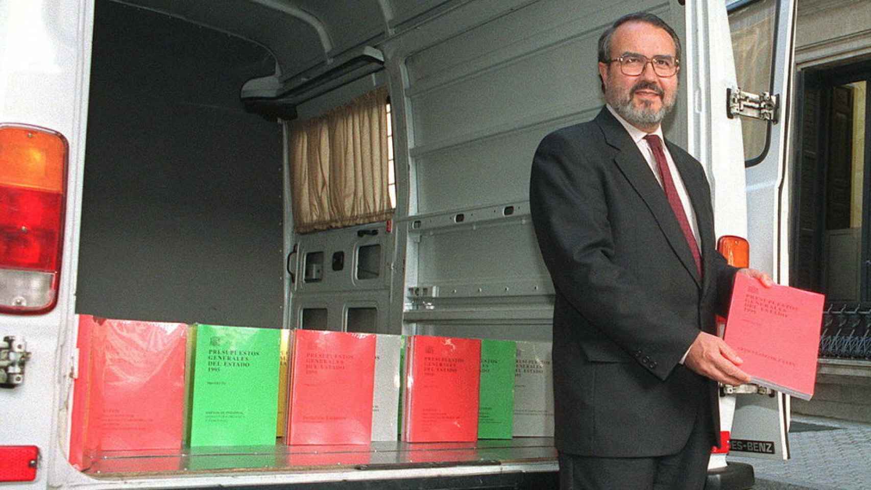 El ministro de Economía y Hacienda, Pedro Solbes, sacando los PGE de una furgoneta.